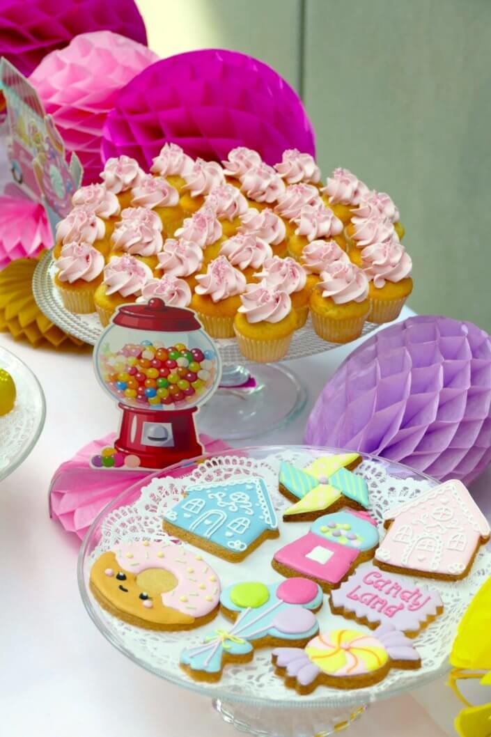 Family Day chez deloitte avec un grand gouter sur mesure theme Candy land réalisé par studio candy avec sablés décorés, madeleines à coques colorées, cupcakes, cakepops et décoration