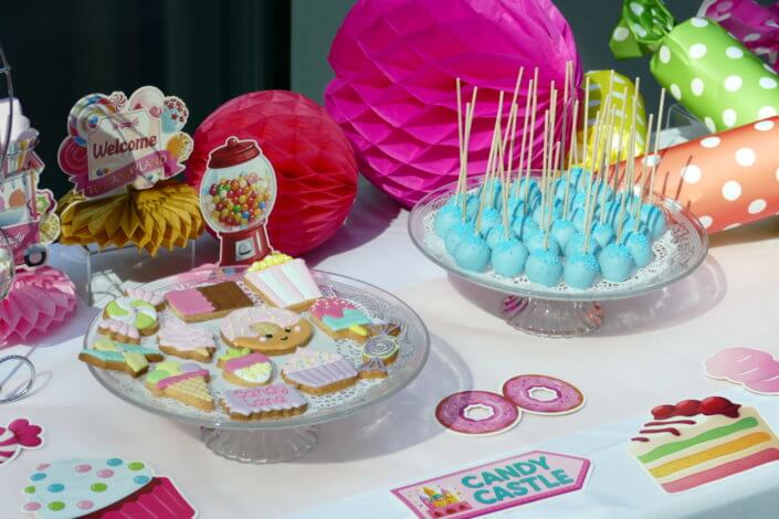 Family Day chez deloitte avec un grand gouter sur mesure theme Candy land réalisé par studio candy avec sablés décorés, madeleines à coques colorées, cupcakes, cakepops et décoration