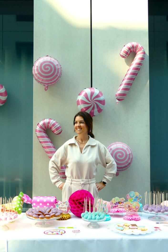 Family Day chez deloitte avec un grand gouter sur mesure theme Candy land réalisé par studio candy avec sablés décorés, madeleines à coques colorées, cupcakes, cakepops et décoration