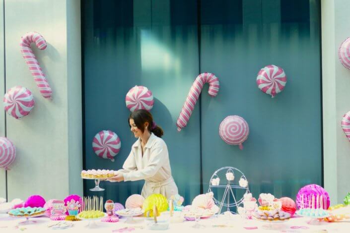 Family Day chez deloitte avec un grand gouter sur mesure theme Candy land rélalisé par studio candy avec sablés décorés, madeleines à coques colorées, cupcakes, cakepops et décoration