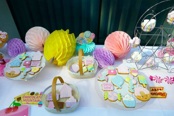 Family Day chez deloitte avec un grand gouter sur mesure theme Candy land rélalisé par studio candy avec sablés décorés, madeleines à coques colorées, cupcakes, cakepops et décoration