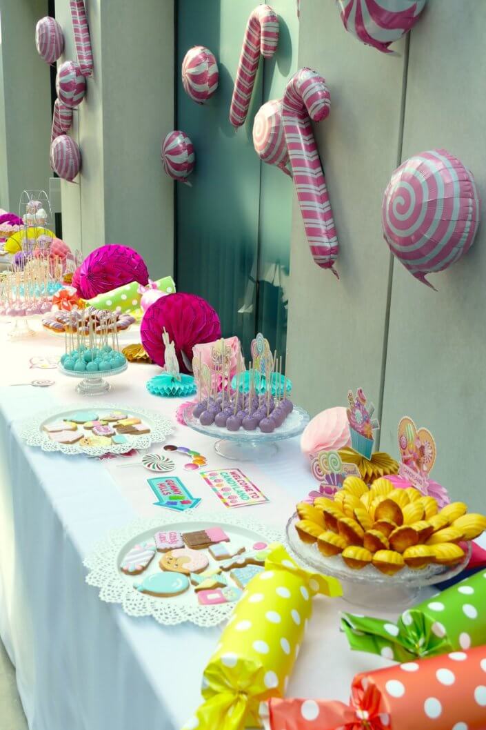 Family Day chez deloitte avec un grand gouter sur mesure theme Candy land réalisé par studio candy avec sablés décorés, madeleines à coques colorées, cupcakes, cakepops et décoration