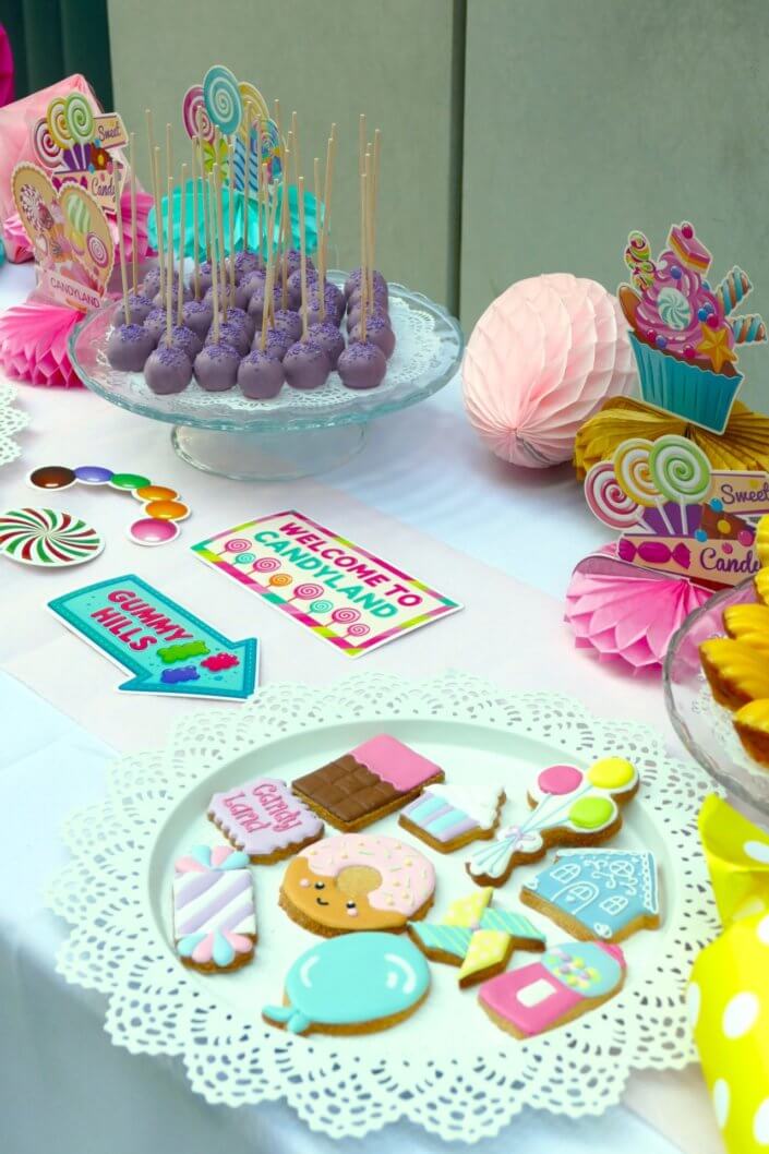 Family Day chez deloitte avec un grand gouter sur mesure theme Candy land réalisé par studio candy avec sablés décorés, madeleines à coques colorées, cupcakes, cakepops et décoration