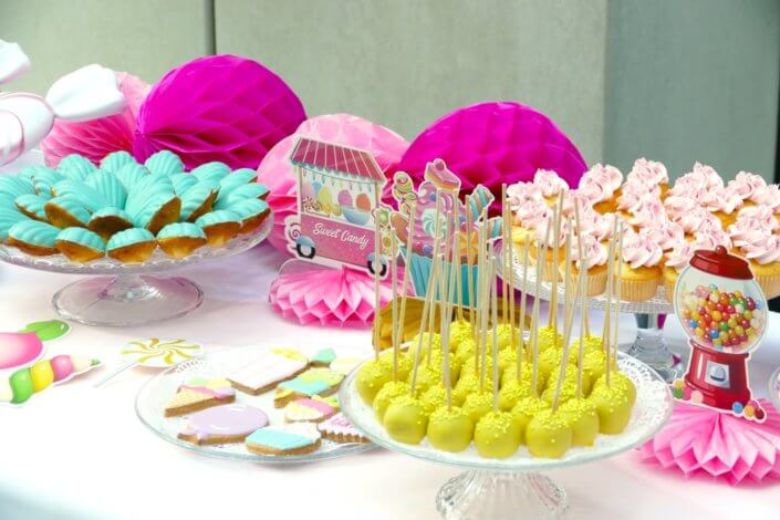 Family Day chez deloitte avec un grand gouter sur mesure theme Candy land réalisé par studio candy avec sablés décorés, madeleines à coques colorées, cupcakes, cakepops et décoration