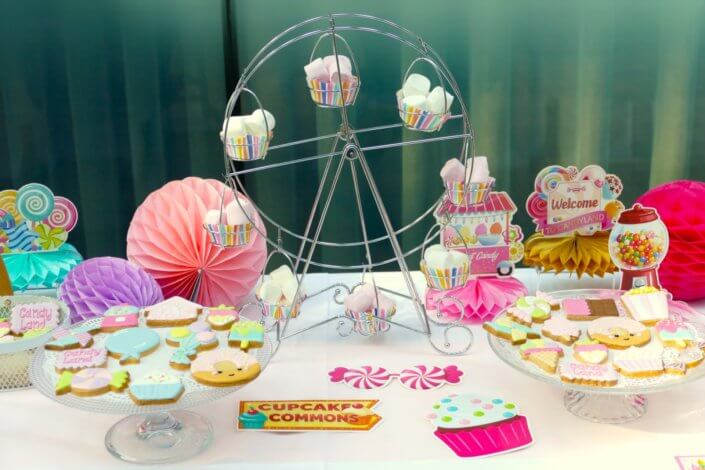 Family Day chez deloitte avec un grand gouter sur mesure theme Candy land réalisé par studio candy avec sablés décorés, madeleines à coques colorées, cupcakes, cakepops et décoration