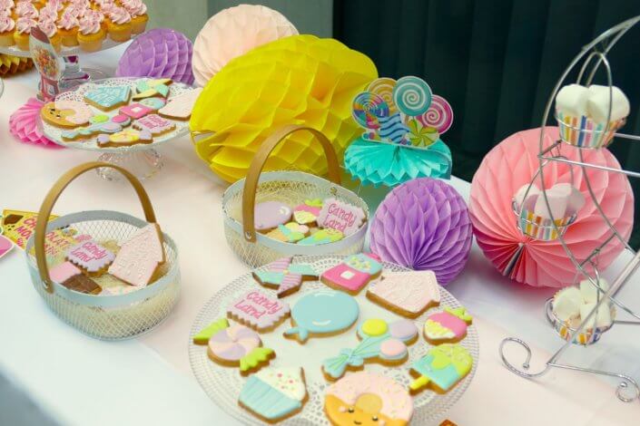 Family Day chez deloitte avec un grand gouter sur mesure theme Candy land réalisé par studio candy avec sablés décorés, madeleines à coques colorées, cupcakes, cakepops et décoration