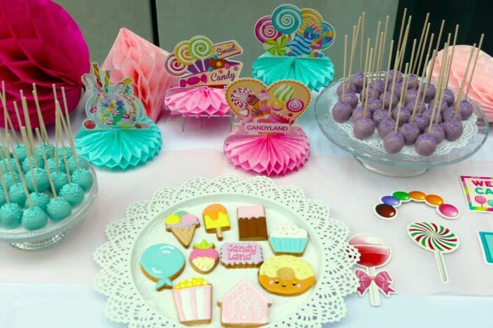 Family Day chez deloitte avec un grand gouter sur mesure theme Candy land réalisé par studio candy avec sablés décorés, madeleines à coques colorées, cupcakes, cakepops et décoration