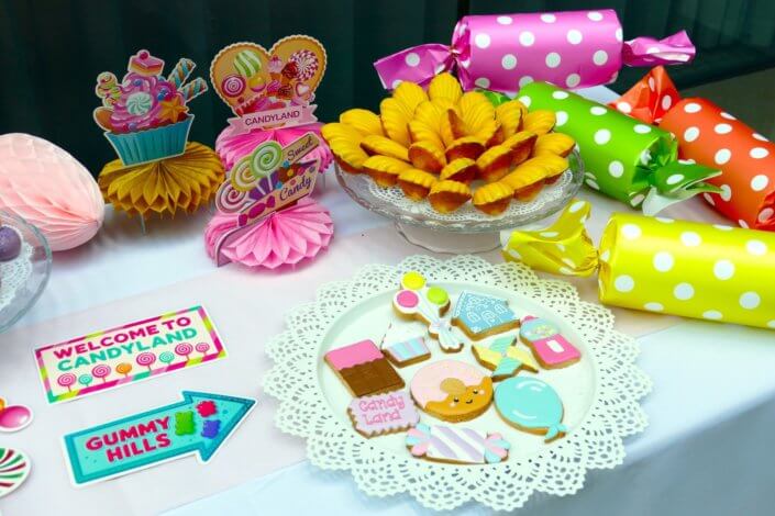 Family Day chez deloitte avec un grand gouter sur mesure theme Candy land réalisé par studio candy avec sablés décorés, madeleines à coques colorées, cupcakes, cakepops et décoration