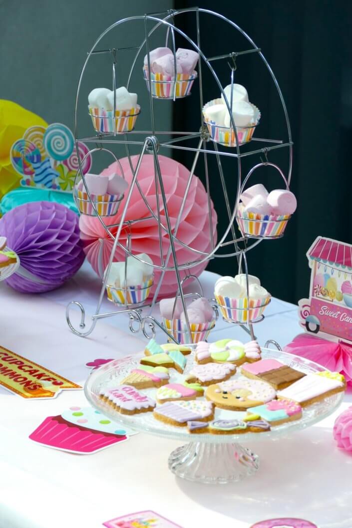 Family Day chez deloitte avec un grand gouter sur mesure theme Candy land réalisé par studio candy avec sablés décorés, madeleines à coques colorées, cupcakes, cakepops et décoration