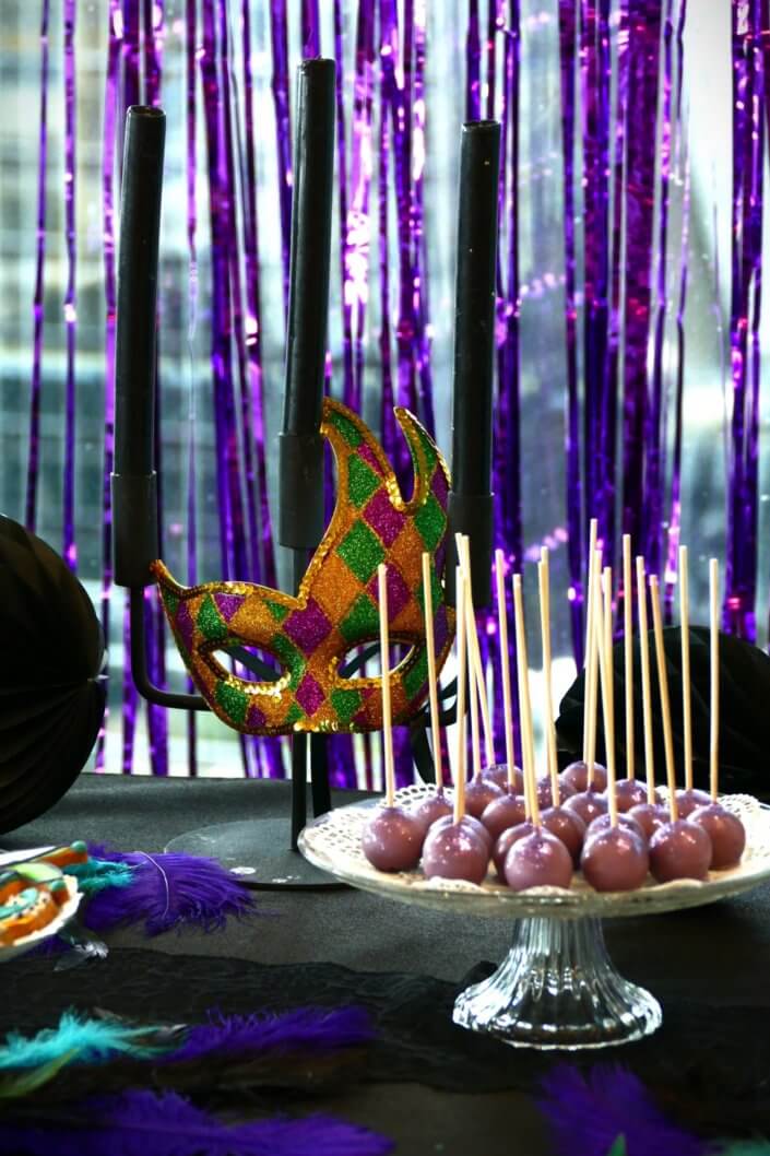 Goûter thème Carnaval pour Axa XL avec décoration sur mesure, pâtisseries maison dans les mêmes teintes que la scénographie