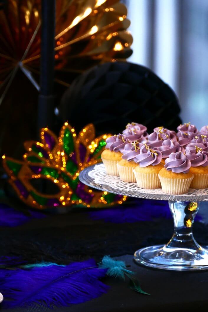 Goûter thème Carnaval pour Axa XL avec décoration sur mesure, pâtisseries maison dans les mêmes teintes que la scénographie
