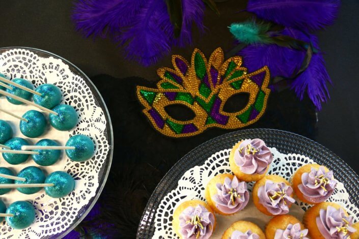 Goûter thème Carnaval pour Axa XL avec décoration sur mesure, pâtisseries maison dans les mêmes teintes que la scénographie