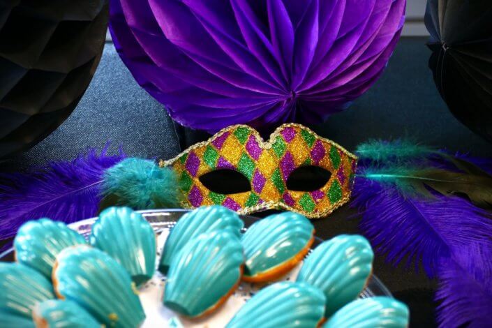 Goûter thème Carnaval pour Axa XL avec décoration sur mesure, pâtisseries maison dans les mêmes teintes que la scénographie