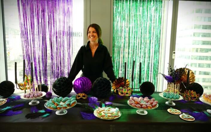 Goûter thème Carnaval pour Axa XL avec décoration sur mesure, pâtisseries maison dans les mêmes teintes que la scénographie
