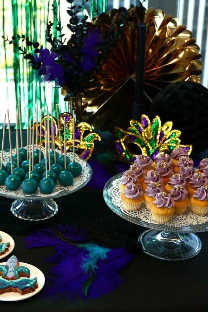 Goûter thème Carnaval pour Axa XL avec décoration sur mesure, pâtisseries maison dans les mêmes teintes que la scénographie