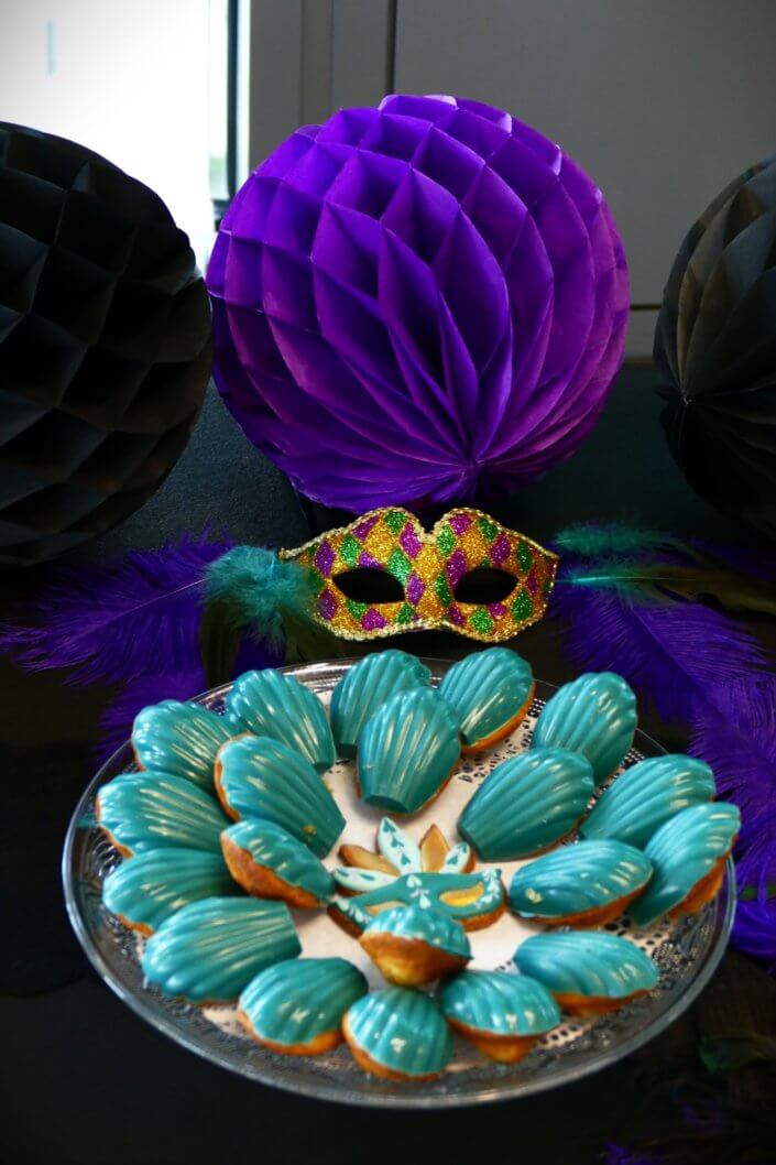 Goûter thème Carnaval pour Axa XL avec décoration sur mesure, pâtisseries maison dans les mêmes teintes que la scénographie