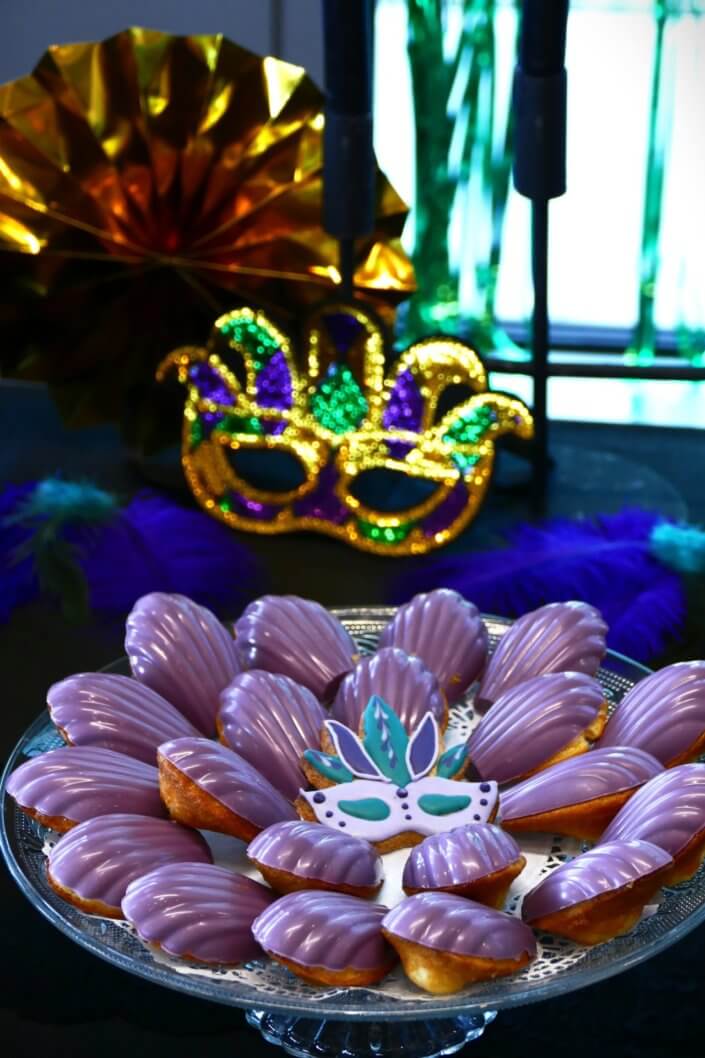 Goûter thème Carnaval pour Axa XL avec décoration sur mesure, pâtisseries maison dans les mêmes teintes que la scénographie