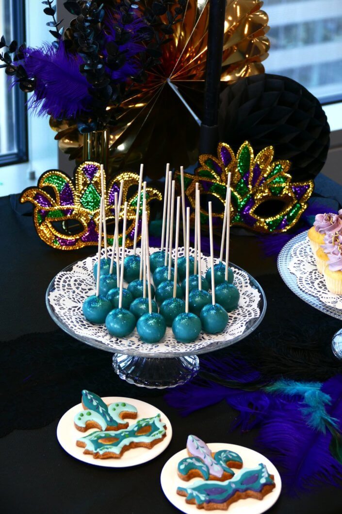Goûter thème Carnaval pour Axa XL avec décoration sur mesure, pâtisseries maison dans les mêmes teintes que la scénographie