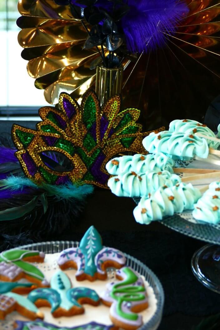 Goûter thème Carnaval pour Axa XL avec décoration sur mesure, pâtisseries maison dans les mêmes teintes que la scénographie