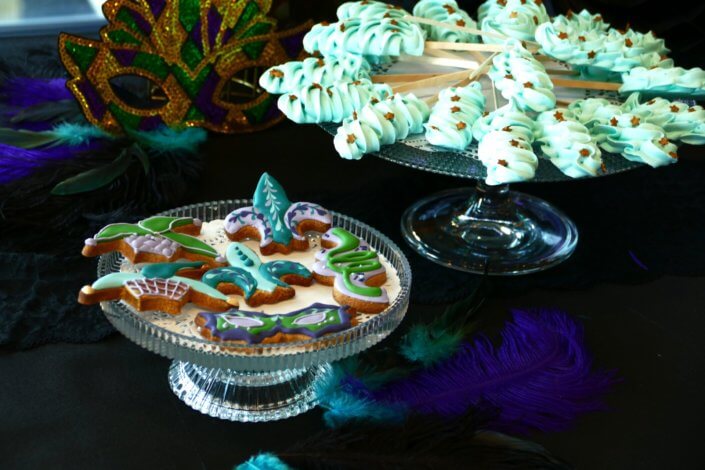 Goûter thème Carnaval pour Axa XL avec décoration sur mesure, pâtisseries maison dans les mêmes teintes que la scénographie
