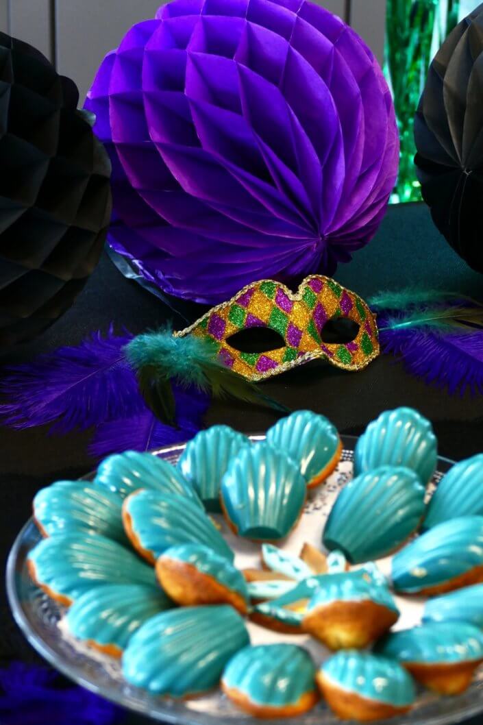 Goûter thème Carnaval pour Axa XL avec décoration sur mesure, pâtisseries maison dans les mêmes teintes que la scénographie
