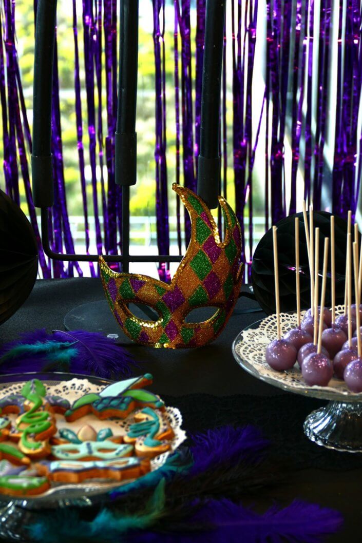 Goûter thème Carnaval pour Axa XL avec décoration sur mesure, pâtisseries maison dans les mêmes teintes que la scénographie