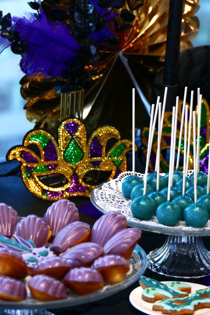Goûter thème Carnaval pour Axa XL avec décoration sur mesure, pâtisseries maison dans les mêmes teintes que la scénographie