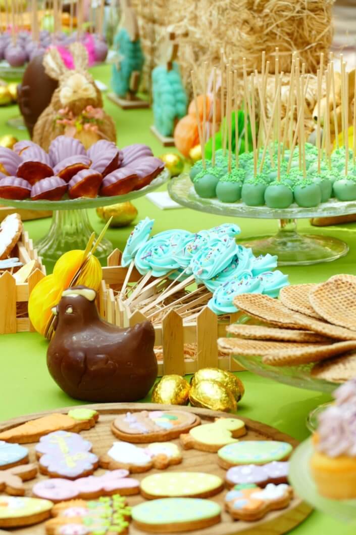 Grand goûter de Pâques pour Bouygues Construction et réalisé sur mesure par Studio Candy avec scénographie et décoration de printemps, sablés décorés petits lapins et chocolats sur mesure