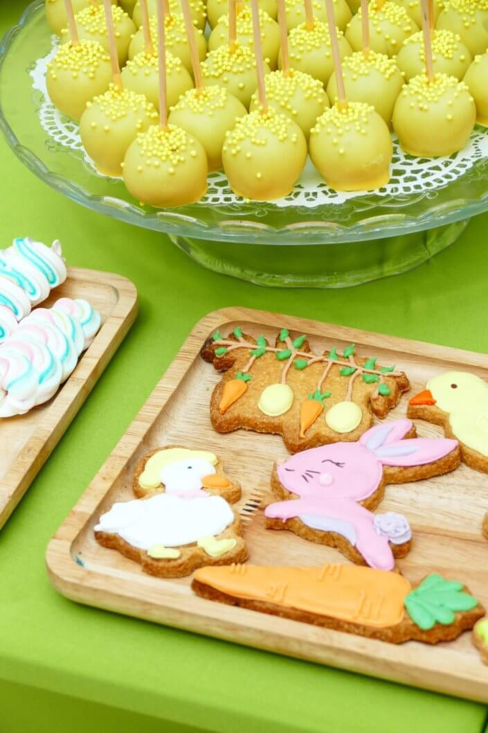 Grand goûter de Pâques pour Bouygues Construction et réalisé sur mesure par Studio Candy avec scénographie et décoration de printemps, sablés décorés petits lapins et chocolats sur mesure