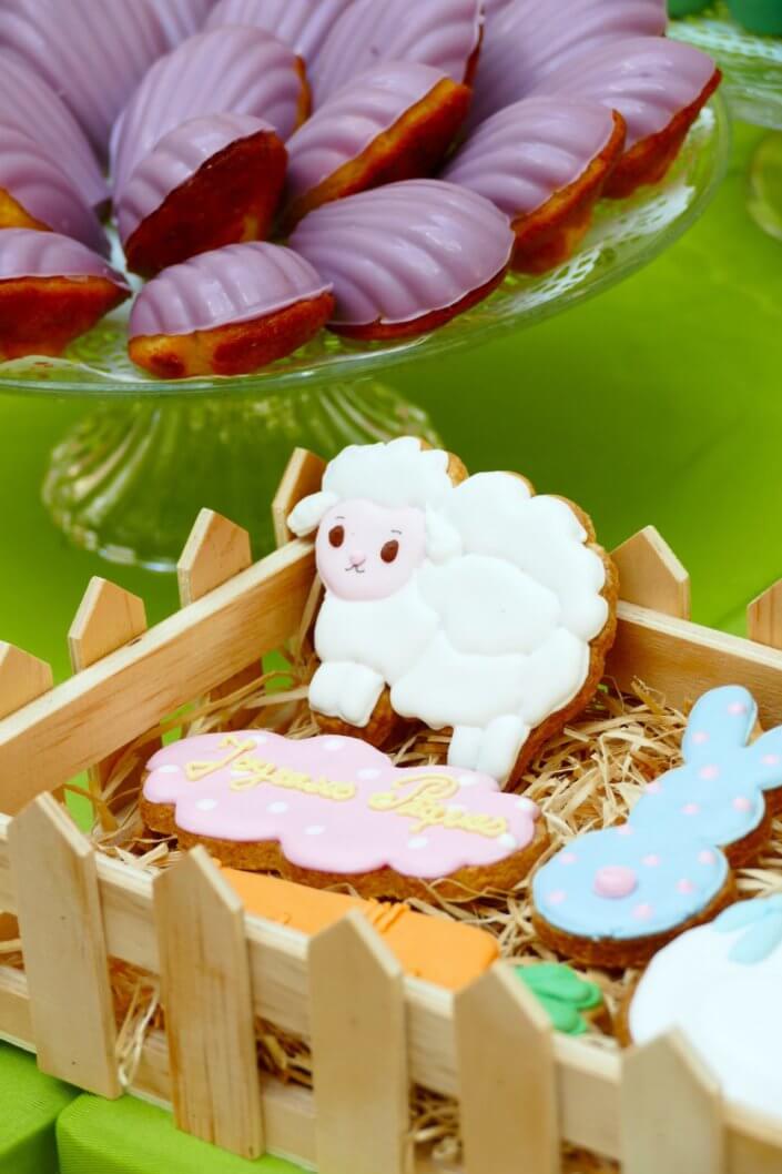 Grand goûter de Pâques pour Bouygues Construction et réalisé sur mesure par Studio Candy avec scénographie et décoration de printemps, sablés décorés petits lapins et chocolats sur mesure