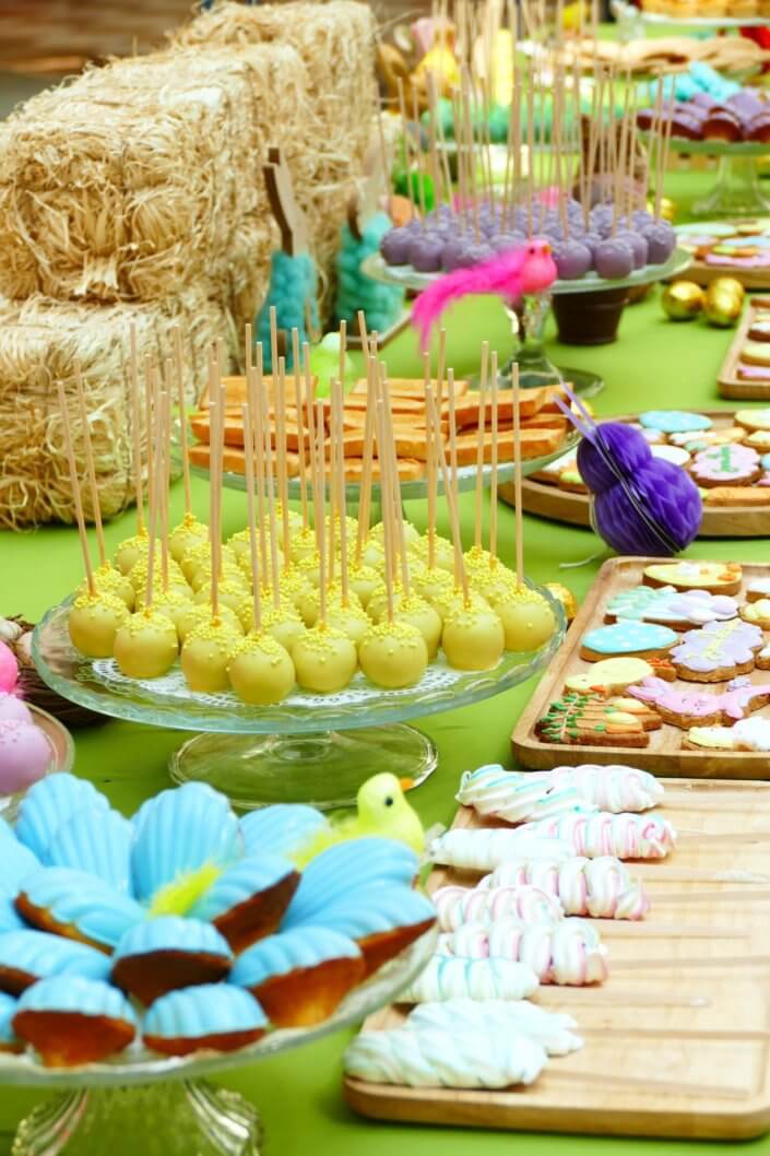 Grand goûter de Pâques pour Bouygues Construction et réalisé sur mesure par Studio Candy avec scénographie et décoration de printemps, sablés décorés petits lapins et chocolats sur mesure