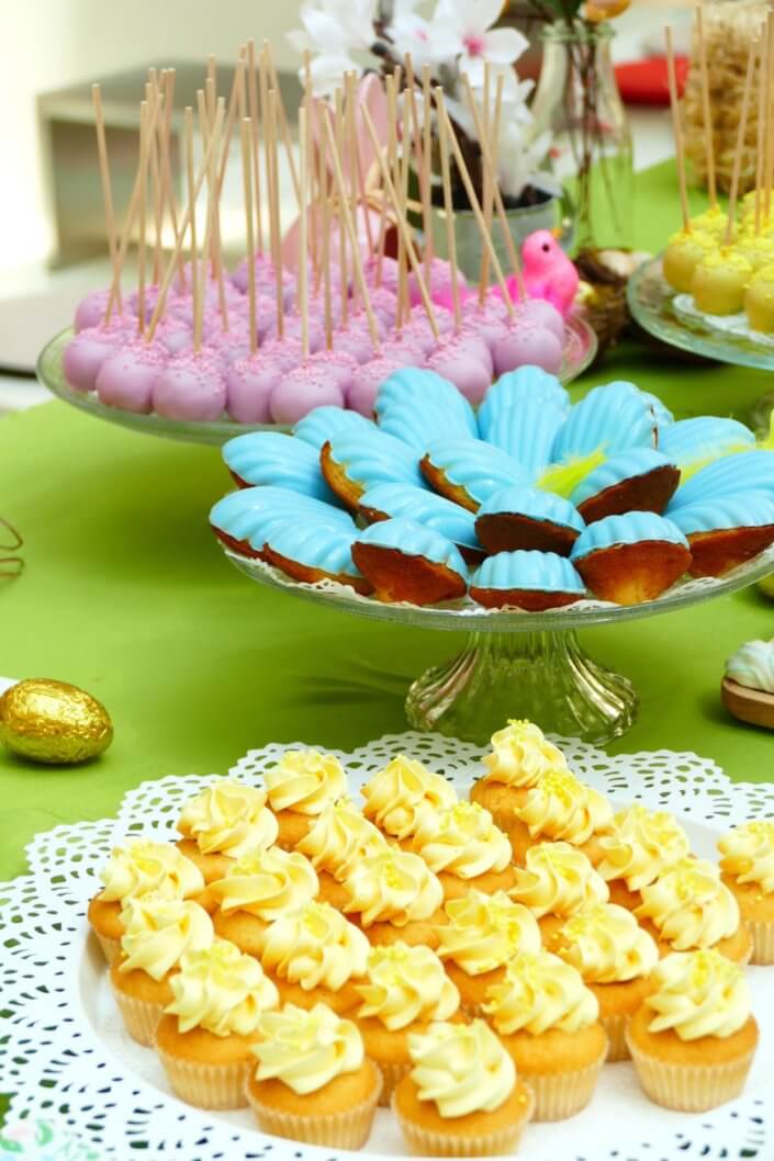 Grand goûter de Pâques pour Bouygues Construction et réalisé sur mesure par Studio Candy avec scénographie et décoration de printemps, sablés décorés petits lapins et chocolats sur mesure