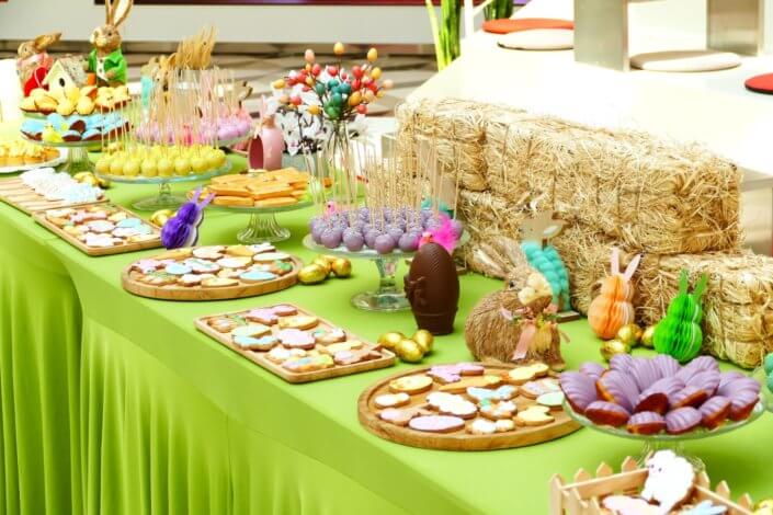 Grand goûter de Pâques pour Bouygues Construction et réalisé sur mesure par Studio Candy avec scénographie et décoration de printemps, sablés décorés petits lapins et chocolats sur mesure