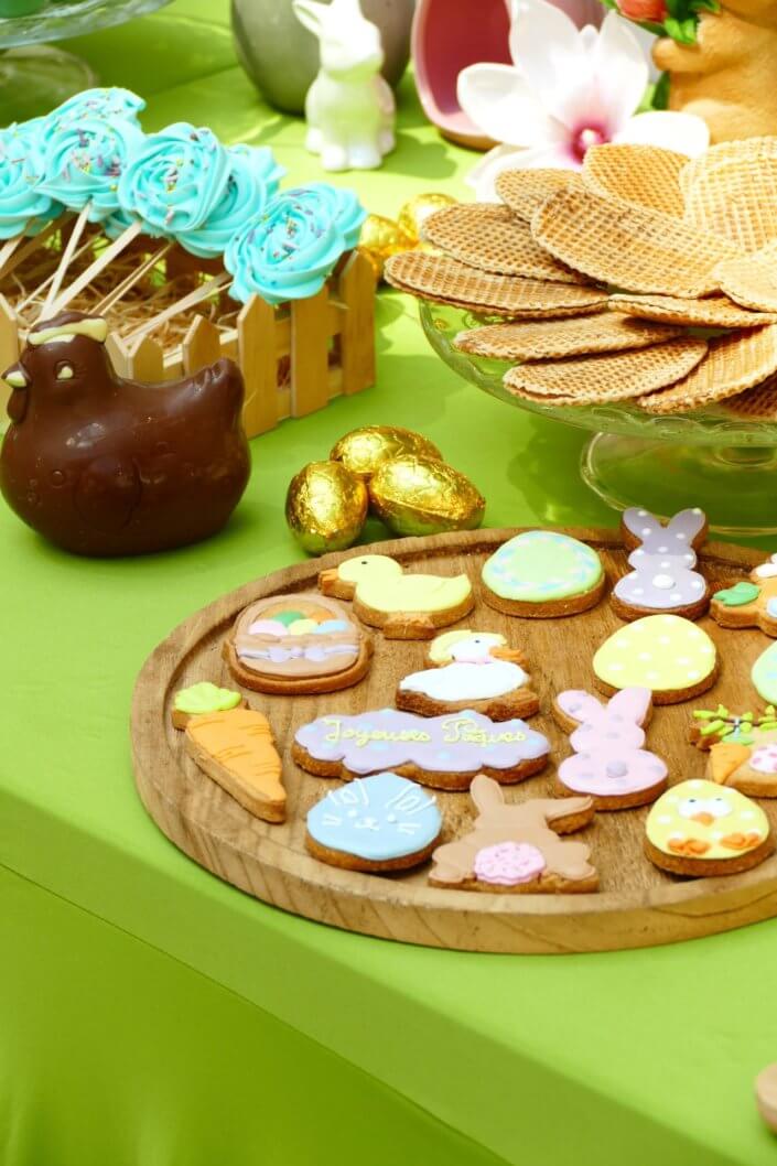 Grand goûter de Pâques pour Bouygues Construction et réalisé sur mesure par Studio Candy avec scénographie et décoration de printemps, sablés décorés petits lapins et chocolats sur mesure