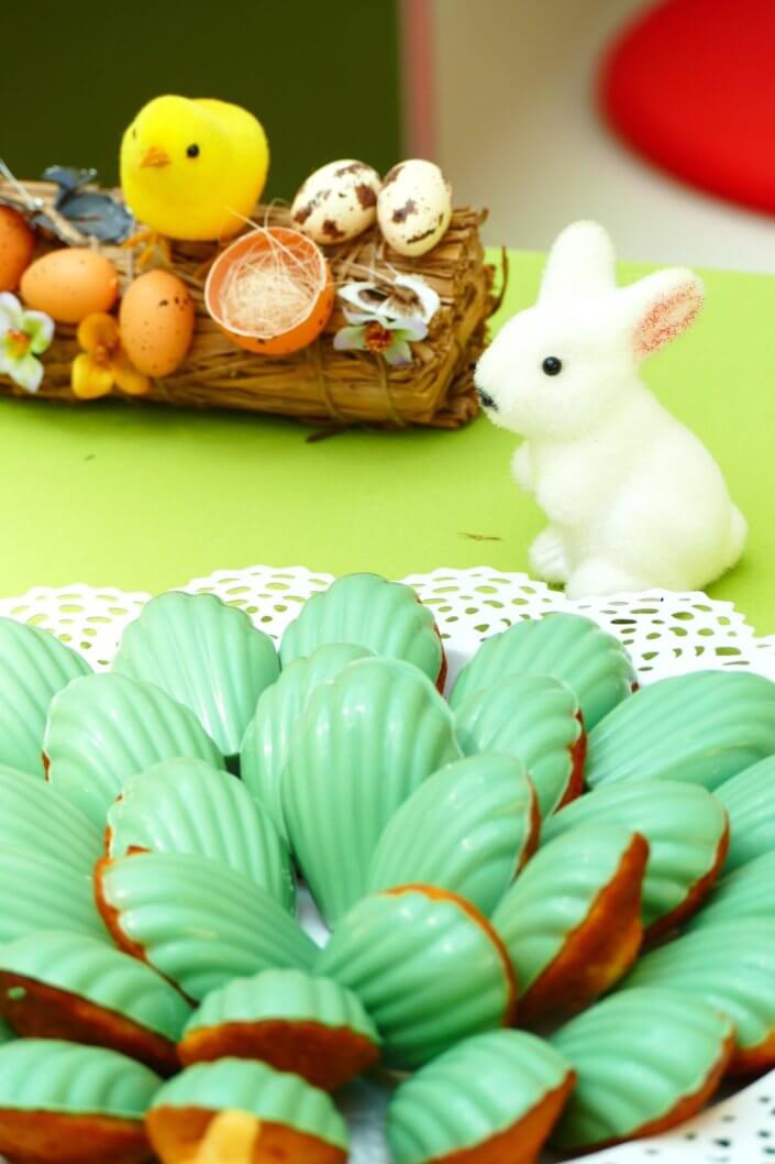 Grand goûter de Pâques pour Bouygues Construction et réalisé sur mesure par Studio Candy avec scénographie et décoration de printemps, sablés décorés petits lapins et chocolats sur mesure