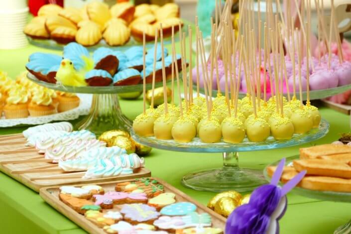 Grand goûter de Pâques pour Bouygues Construction et réalisé sur mesure par Studio Candy avec scénographie et décoration de printemps, sablés décorés petits lapins et chocolats sur mesure