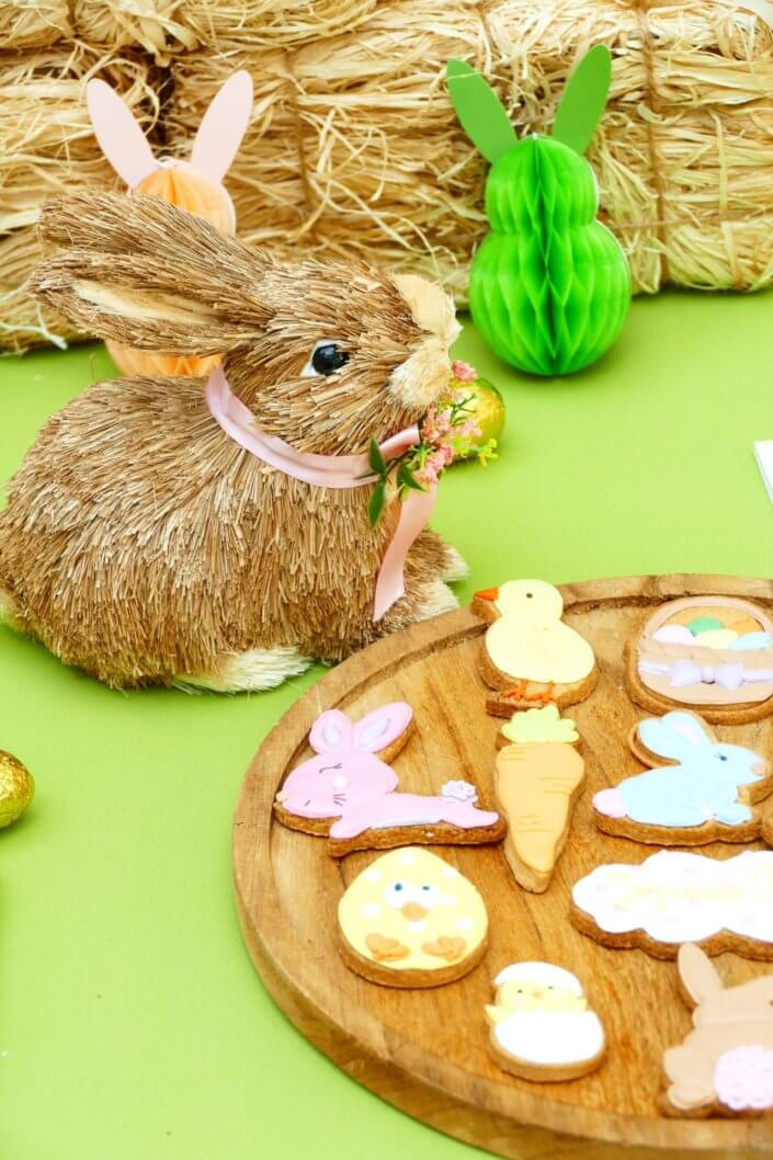 Grand goûter de Pâques pour Bouygues Construction et réalisé sur mesure par Studio Candy avec scénographie et décoration de printemps, sablés décorés petits lapins et chocolats sur mesure