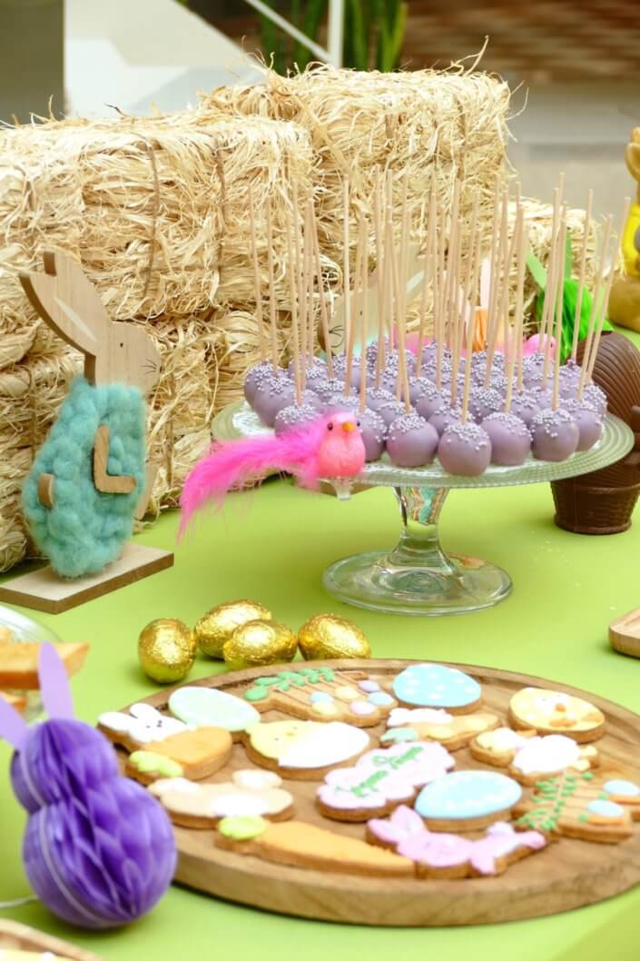 Grand goûter de Pâques pour Bouygues Construction et réalisé sur mesure par Studio Candy avec scénographie et décoration de printemps, sablés décorés petits lapins et chocolats sur mesure