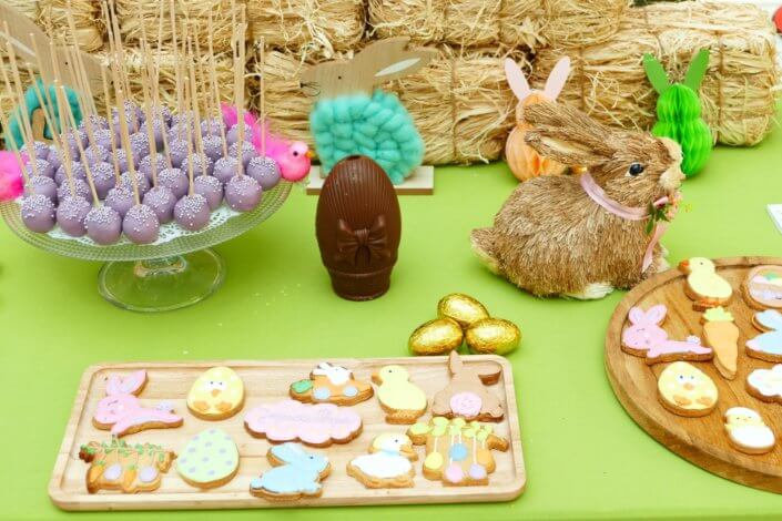 Grand goûter de Pâques pour Bouygues Construction et réalisé sur mesure par Studio Candy avec scénographie et décoration de printemps, sablés décorés petits lapins et chocolats sur mesure