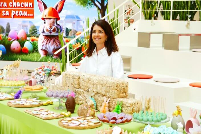Grand goûter de Pâques pour Bouygues Construction et réalisé sur mesure par Studio Candy avec scénographie et décoration de printemps, sablés décorés petits lapins et chocolats sur mesure