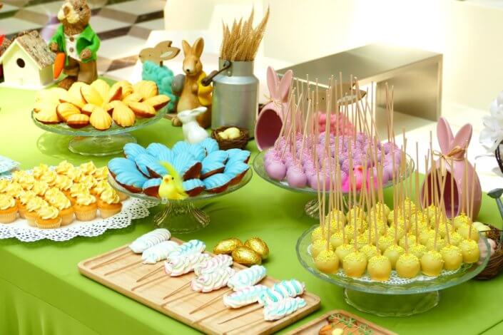 Grand goûter de Pâques pour Bouygues Construction et réalisé sur mesure par Studio Candy avec scénographie et décoration de printemps, sablés décorés petits lapins et chocolats sur mesure