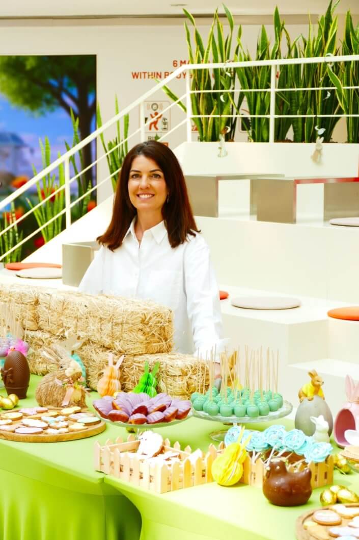 Grand goûter de Pâques pour Bouygues Construction et réalisé sur mesure par Studio Candy avec scénographie et décoration de printemps, sablés décorés petits lapins et chocolats sur mesure