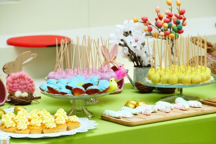 Grand goûter de Pâques pour Bouygues Construction et réalisé sur mesure par Studio Candy avec scénographie et décoration de printemps, sablés décorés petits lapins et chocolats sur mesure