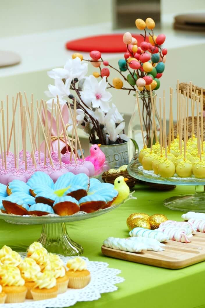 Grand goûter de Pâques pour Bouygues Construction et réalisé sur mesure par Studio Candy avec scénographie et décoration de printemps, sablés décorés petits lapins et chocolats sur mesure