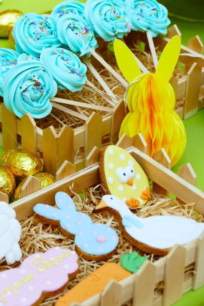 Grand goûter de Pâques pour Bouygues Construction et réalisé sur mesure par Studio Candy avec scénographie et décoration de printemps, sablés décorés petits lapins et chocolats sur mesure