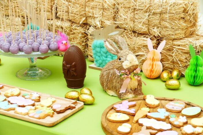 Grand goûter de Pâques pour Bouygues Construction et réalisé sur mesure par Studio Candy avec scénographie et décoration de printemps, sablés décorés petits lapins et chocolats sur mesure