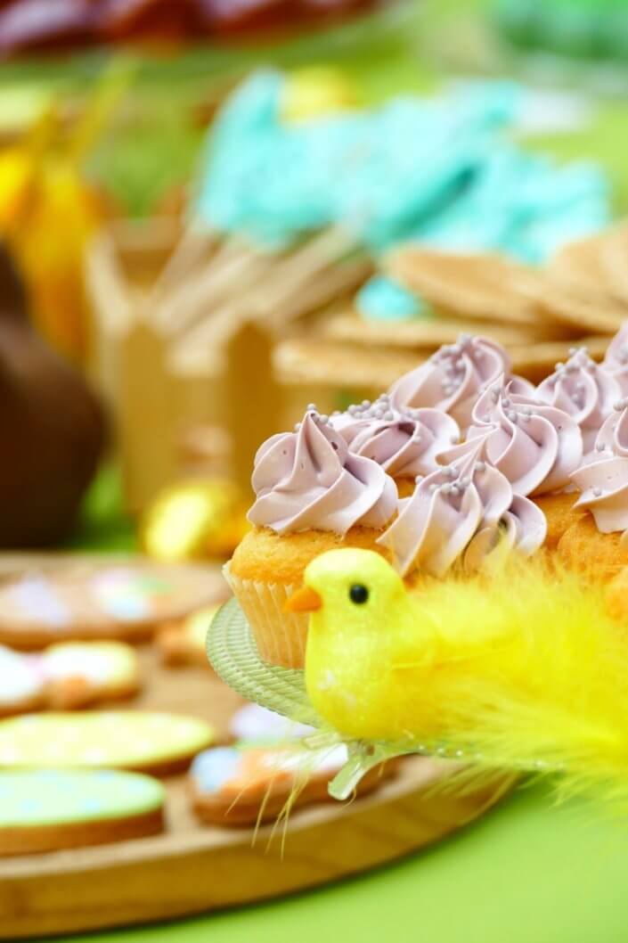 Grand goûter de Pâques pour Bouygues Construction et réalisé sur mesure par Studio Candy avec scénographie et décoration de printemps, sablés décorés petits lapins et chocolats sur mesure