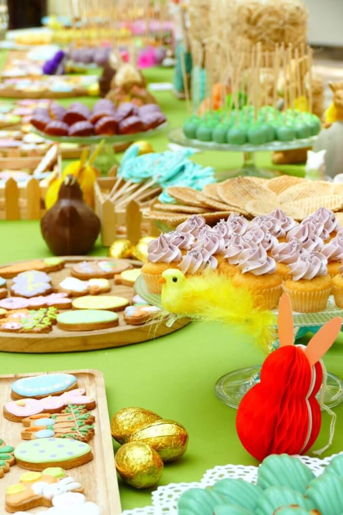 Grand goûter de Pâques pour Bouygues Construction et réalisé sur mesure par Studio Candy avec scénographie et décoration de printemps, sablés décorés petits lapins et chocolats sur mesure