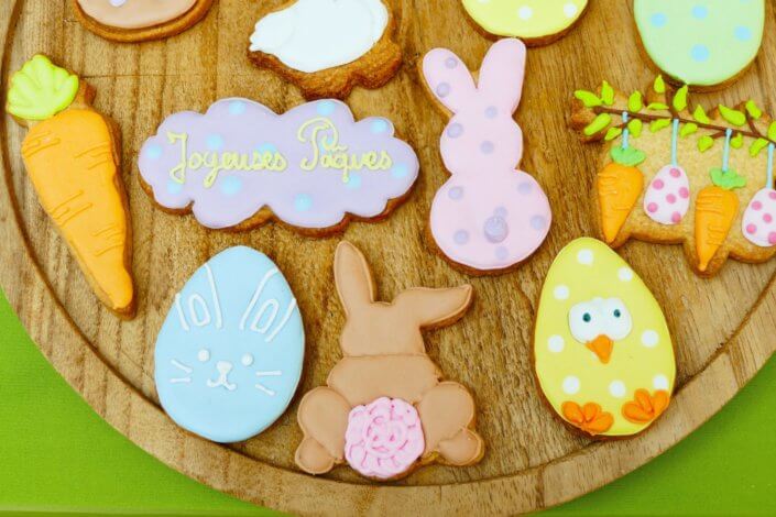 Grand goûter de Pâques pour Bouygues Construction et réalisé sur mesure par Studio Candy avec scénographie et décoration de printemps, sablés décorés petits lapins et chocolats sur mesure
