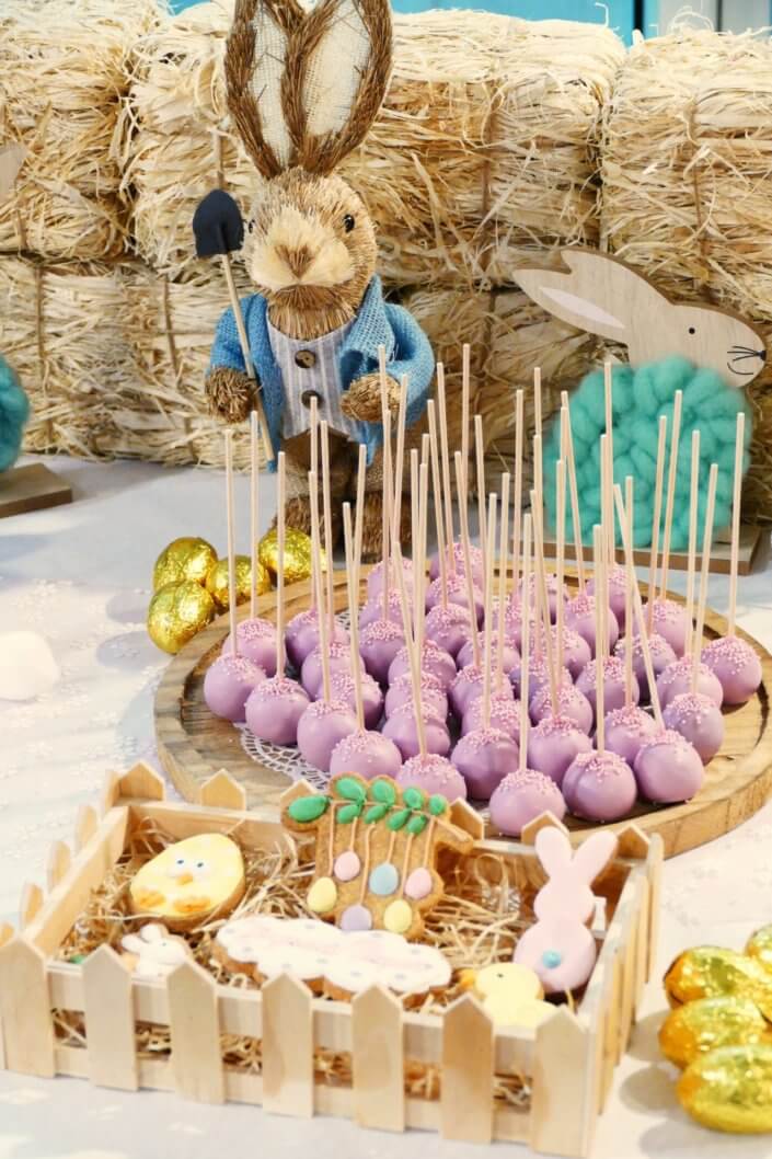 Goûter de Pâques réalisé par Studio Candy pour La Française avec une scénographie de Pâques, pâtisseries sur mesure, candy bar d'oeufs en chocolat